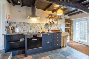 Microwave, oven, cookware/dishes/utensils - 2 Bed in Gunnerside (oc-ds909) (Gunnerside)
