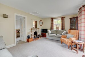 TV, fireplace - 4 Bed in Wells-next-the-Sea (oc-1912) (Wells-next-the-Sea)