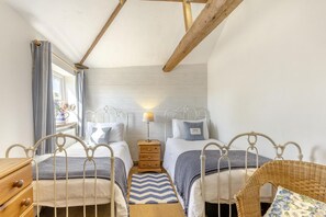 Iron/ironing board, free WiFi, bed sheets - 2 Bed in Swanton Abbott (oc-1173) (Swanton Abbott)