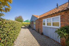Outdoor dining - 2 Bed in Swanton Abbott (oc-1173) (Swanton Abbott)