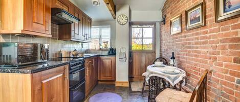 Mikrowelle, Ofen, Geschirrspüler, Kochgeschirr/Geschirr/Besteck