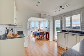 Microwave, oven, dishwasher, cookware/dishes/utensils - 3 Bed in Cromer (oc-1909) (Cromer)