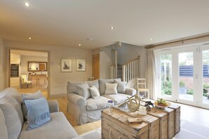TV, fireplace - 2 Bed in Thorpeness (oc-vels) (Thorpeness)