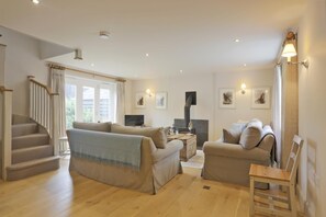 TV, fireplace - 2 Bed in Thorpeness (oc-vels) (Thorpeness)