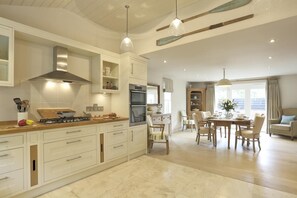 Microwave, oven, dishwasher, cookware/dishes/utensils - 2 Bed in Thorpeness (oc-vels) (Thorpeness)