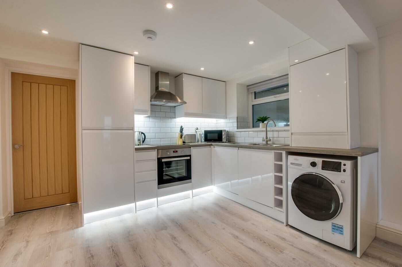 Microondas, horno, lavavajillas y periquera 