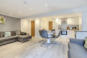 Interior - 3 Bed in Cardiff (oc-bow65) (Cardiff)