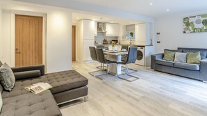 Living area - 3 Bed in Cardiff (oc-bow65) (Cardiff)