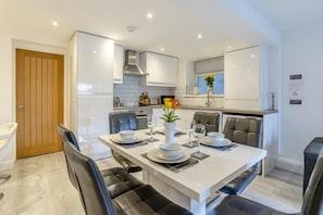 Dining - 3 Bed in Cardiff (oc-bow65) (Cardiff)
