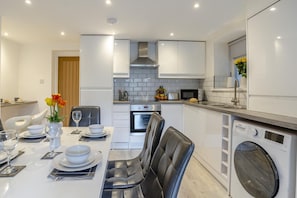 Microwave, oven, dishwasher, high chair - 3 Bed in Cardiff (oc-bow65) (Cardiff)
