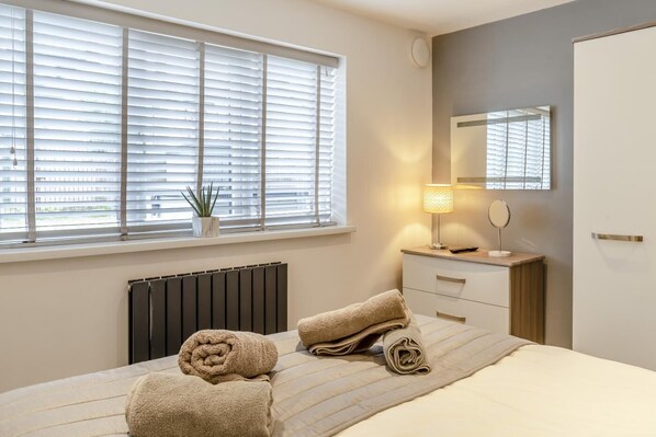 Iron/ironing board, travel cot, free WiFi, bed sheets - 3 Bed in Cardiff (oc-bow65) (Cardiff)