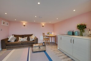 TV, fireplace - 5 Bed in Newquay (oc-p00894) (Newquay)