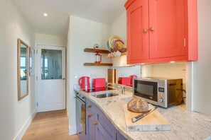 Microwave, oven, cookware/dishes/utensils - 1 Bed in St. Ives (oc-34belm) (Saint Ives)