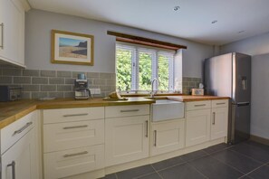 Microwave, oven, dishwasher, high chair - 3 Bed in North Creake (oc-1916) (North Creake)