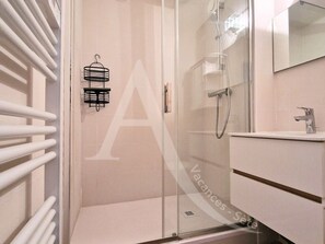 Shower - T2 MODERNE AVEC PARKING, VUE PISCINE ET ASCENSERU (Sète)