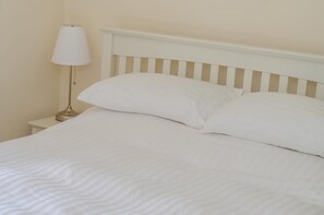 Iron/ironing board, free WiFi, bed sheets