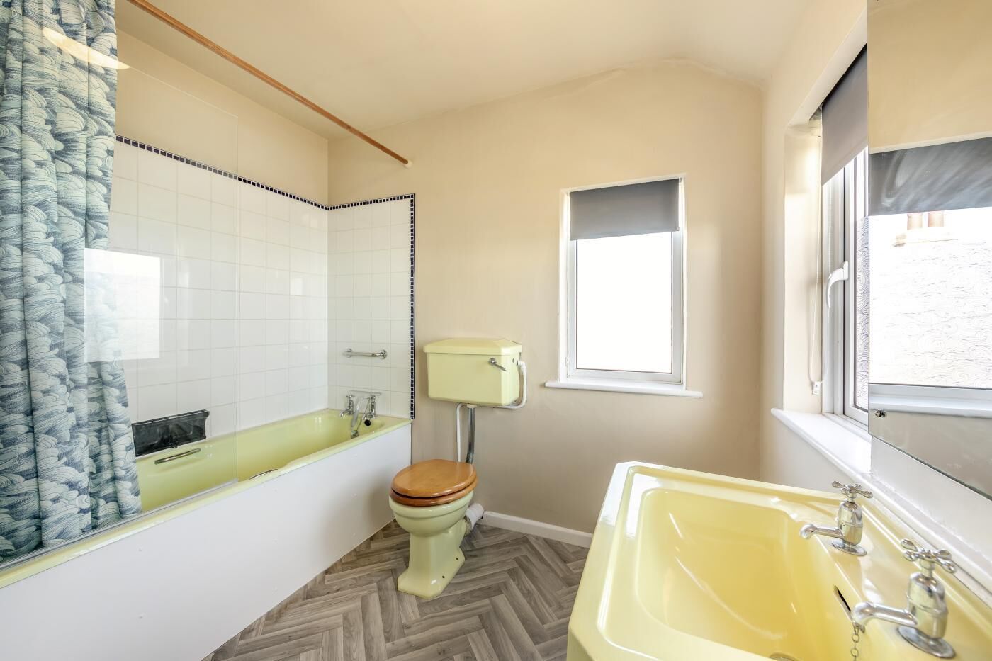 Une salle de bain avec une baignoire, des toilettes et un lavabo.