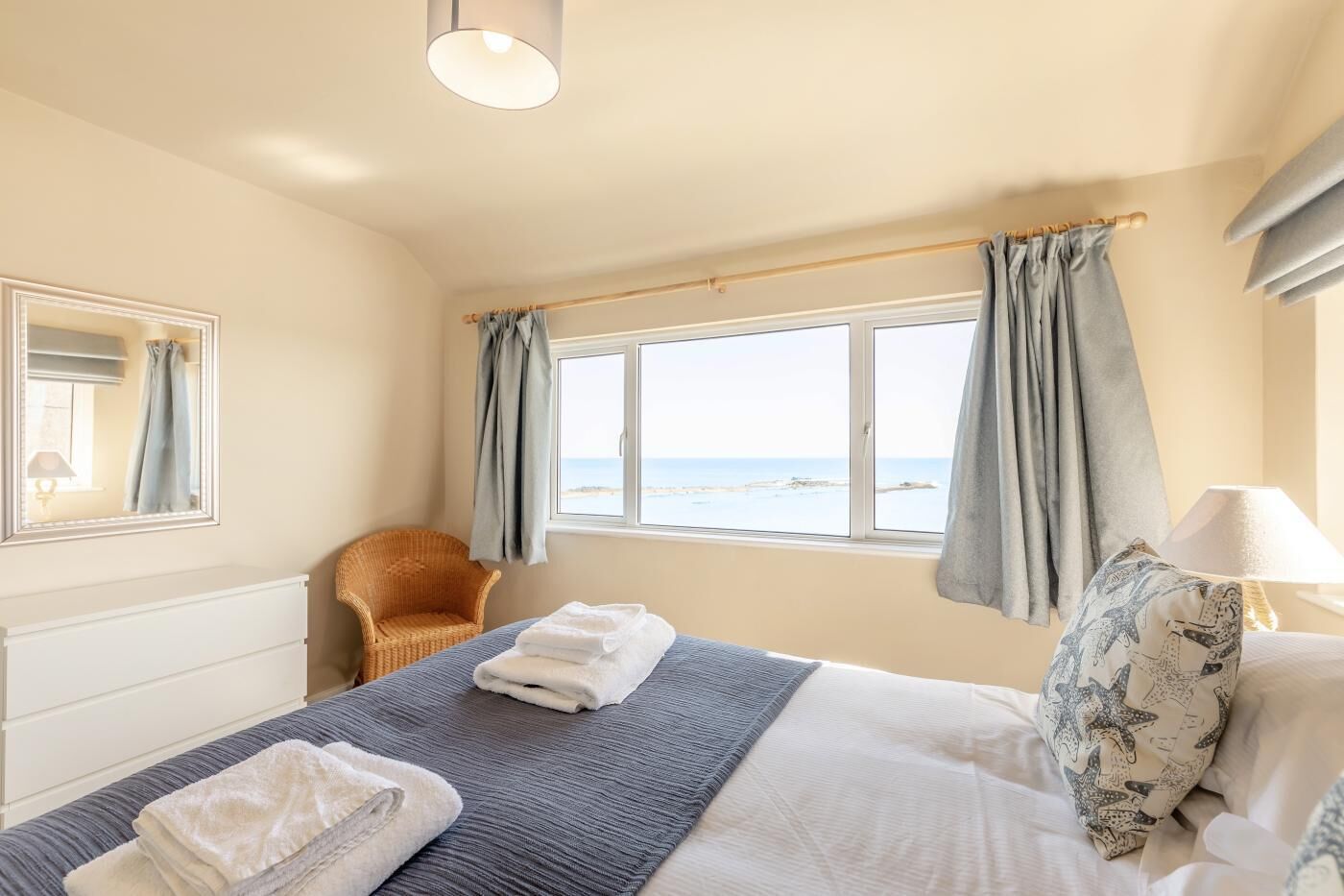 3 slaapkamers, een strijkplank/strijkijzer, gratis wifi, beddengoed