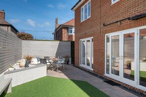 Outdoor dining - 5 Bed in Seahouses (oc-nb621) (Seahouses)