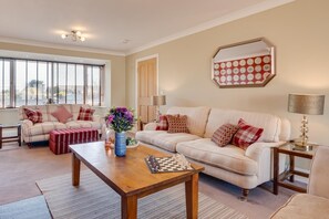TV, fireplace - 5 Bed in Seahouses (oc-nb621) (Seahouses)