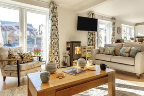 TV, fireplace - 4 Bed in Seahouses (oc-nb618) (Seahouses)
