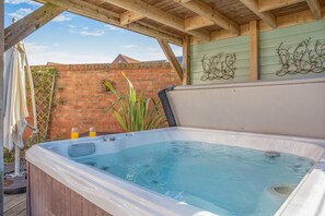 Outdoor spa tub - 4 Bed in Seahouses (oc-nb618) (Seahouses)