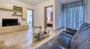 Tabla de planchar con plancha, cuna de viaje, wifi y ropa de cama 