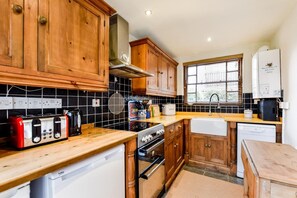 Microwave, oven, dishwasher, cookware/dishes/utensils - 2 Bed in Alnwick (oc-nb614) (Whittingham)