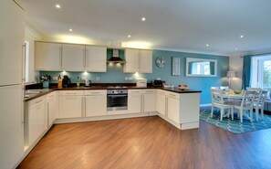 Microwave, oven, dishwasher, highchair - 6 Bed in Seahouses (oc-nb545) (Seahouses)