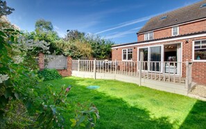 Terrace/patio - 6 Bed in Seahouses (oc-nb545) (Seahouses)