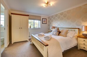 Iron/ironing board, free WiFi, bed sheets - 6 Bed in Seahouses (oc-nb545) (Seahouses)