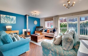 TV, fireplace - 6 Bed in Seahouses (oc-nb545) (Seahouses)