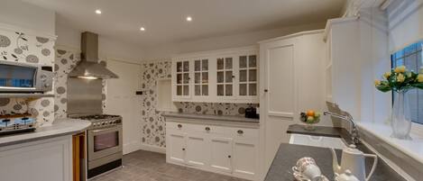 Mikrobølgeovn, ovn, oppvaskmaskin og kjøkkenutstyr