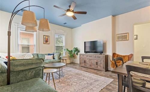 Historic south park gem - close to UD, MVH & more.