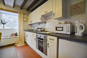 Microwave, oven, highchair, cookware/dishes/utensils - 1 Bed in Haltwhistle (oc-nb556) (Haltwhistle)