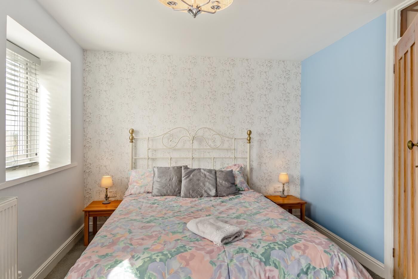Tabla de planchar con plancha, wifi gratis, ropa de cama