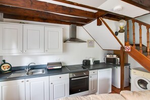 Microwave, oven, highchair, cookware/dishes/utensils - 1 Bed in Haltwhistle (oc-nb556) (Haltwhistle)