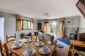 TV, fireplace - 3 Bed in Haltwhistle (oc-nb558) (Haltwhistle)