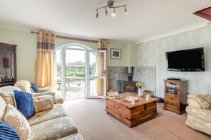 TV, fireplace - 3 Bed in Haltwhistle (oc-nb558) (Haltwhistle)