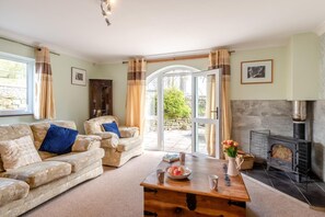 TV, fireplace - 3 Bed in Haltwhistle (oc-nb558) (Haltwhistle)