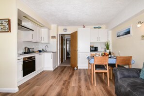 Microwave, oven, cookware/dishes/utensils - 2 Bed in Saundersfoot (oc-pw9131) (Saundersfoot)