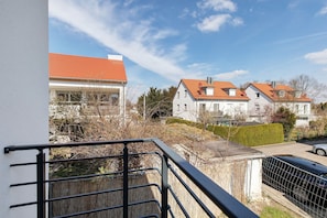 A residential area with houses, a car, and a fence. - Apartment 'Ay Homes 07' with Wi-Fi (Augsburg)