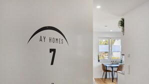 Un pasillo con un letrero en la pared que dice 'AY HOMES 7'.