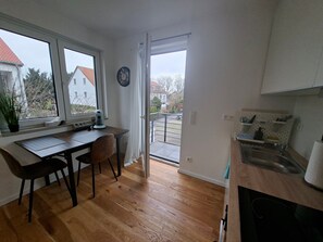 Jääkaappi, mikroaaltouuni, uuni, liesi