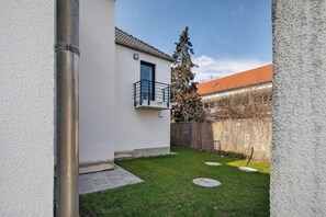 A modern building with a white exterior, a balcony, and a well-maintained lawn. - Apartment 'Ay Homes 07' with Wi-Fi (Augsburg)