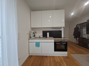 ثلاجة، ميكروويف، فرن، موقد طهي مسطح