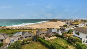 Une zone résidentielle côtière comprenant des maisons, une plage et l’océan.