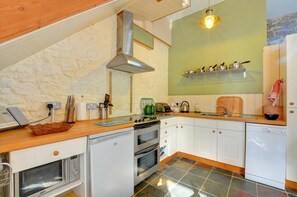 Mikroaaltouuni, uuni, astianpesukone, syöttötuoli