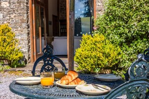 Outdoor dining - 2 Bed in Crugybar (oc-waw323) (Crugybar)