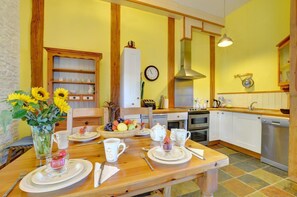 Mikroaaltouuni, uuni, astianpesukone, syöttötuoli